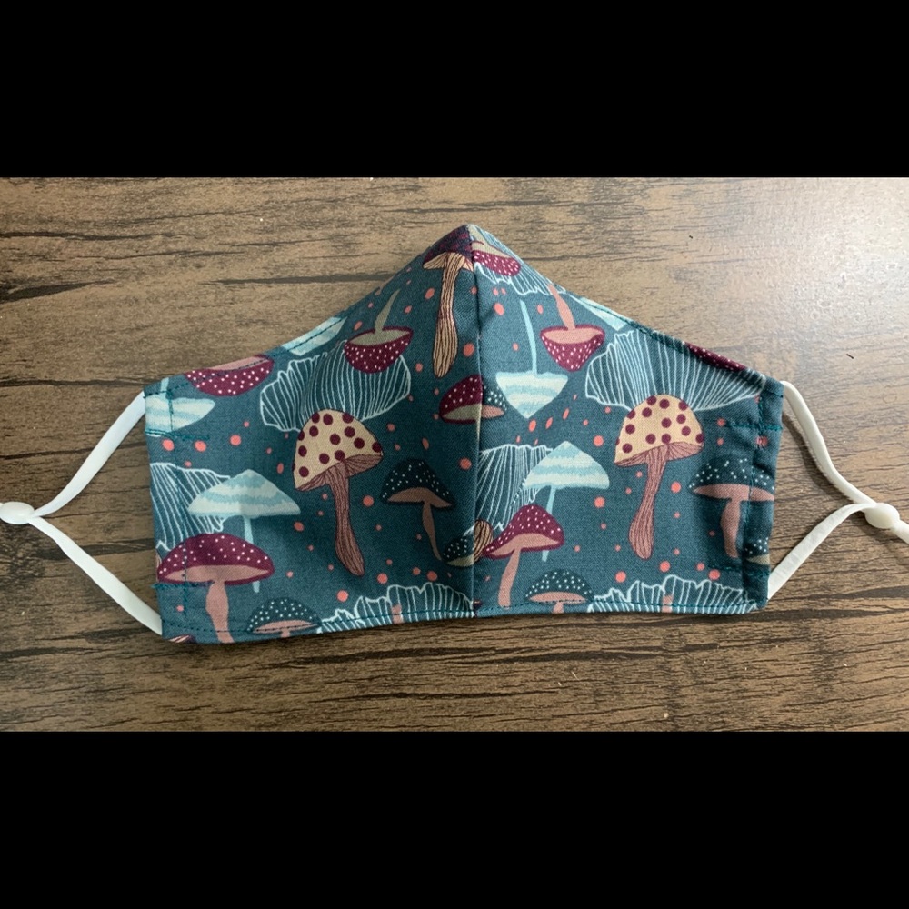 Fitted Chanterelle mask with nose wire , filter pocket and adjustable ear loops